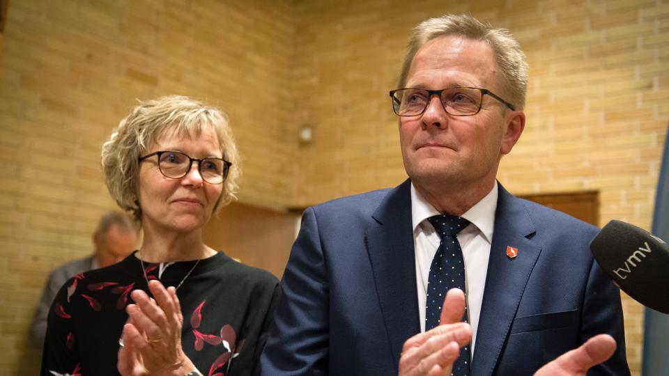 Hans Ejner Bertelsen kan ved valget næste år sikre sig sin tredje periode som borgmester på Mors. Her ses han i en rørt stund efter den knusende sejr ved valget i 2017. Arkivfoto: Bo Lehm