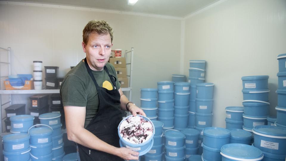 Claus Sørensen har netop udviklet en ny isvariant, der er inspireret af den kendte Eskimo-is. Det betyder, at isen indeholder solbær og chokolade. Den nye is vil blive solgt de kommende dage i Ismejeriet Thys egen bod i Nr. Vorupør - et sted som Claus Sørensen i øvrigt kalder et ”plantebaseret testcenter”. Foto: Peter Mørk
