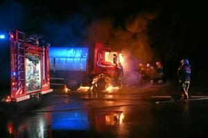 Voldsom brand i lastbil på rasteplads