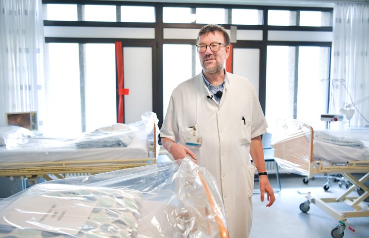 Overlæge og professor Henrik Nielsen har svært ved at forstå Verdenssundhedsorganisationens seneste udmelding om abekopper. Det er under kontrol i Danmark, siger han.