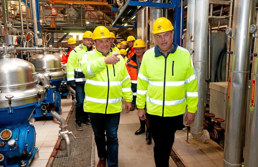 Fiskeriminister Mogens Jensen (S), th., blev guided rundt på FF Hanstholm A/S af adm. direktør Johannes Palsson, tv., som orienterede om fabrikken produktion af fiskemel og olie. Forinden havde ministeren været et par timer til søs for at se på trawlfiskeri.
