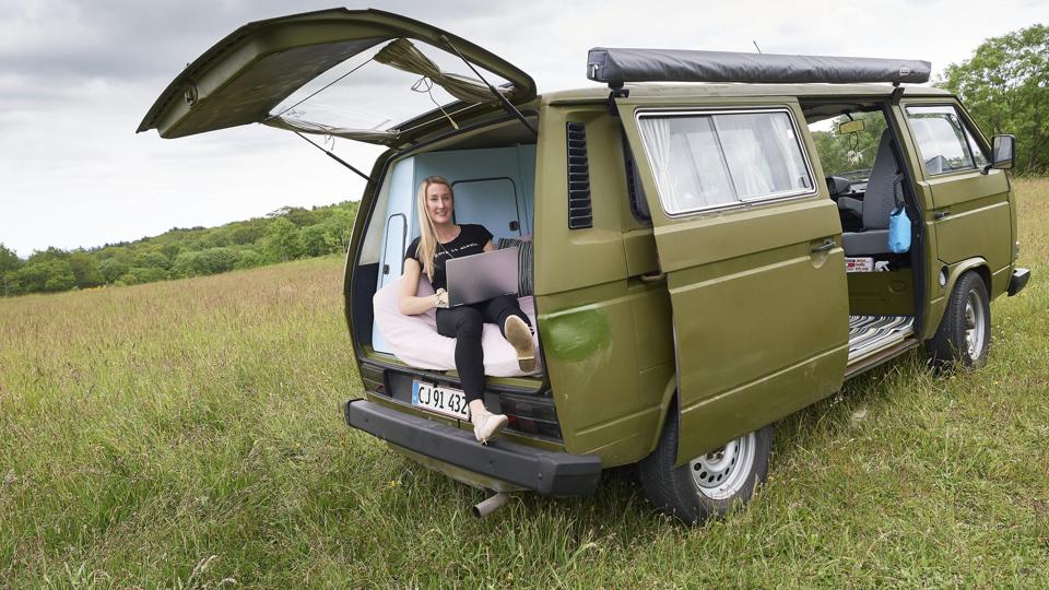 Bettina Bøjstrup fra Aalborg er vild med at køre ud i sin van - både på hverdage og i ferier. foto: Henrik Bo <i>Foto: Henrik Bo</i>