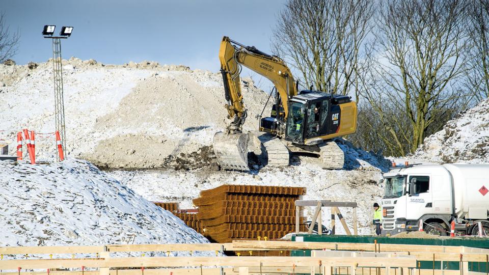 Første etape med at udbygge og renovere Thyhallen er i fuld gang - anden etape går efter planen tidligst i gang i begyndelsen af 2022, og nu er Nykøbing-firmaet Erling Jensen A/S blandt de fire, der kan give tilbud på den del af projektet. Foto: Bo Lehm