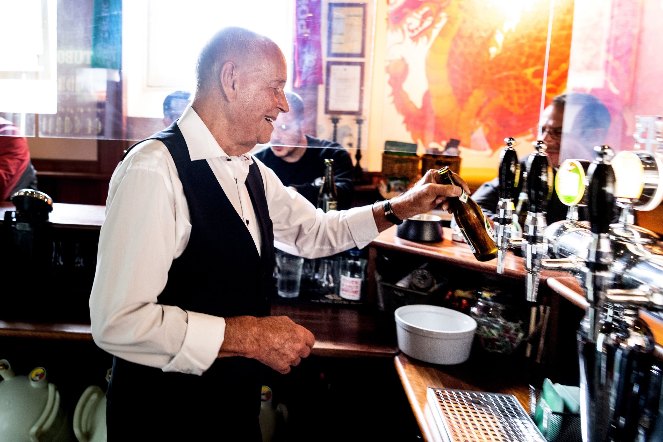 85-årige Ejvin er Danmarks ældste bartender: - Her passer vi godt på hinanden