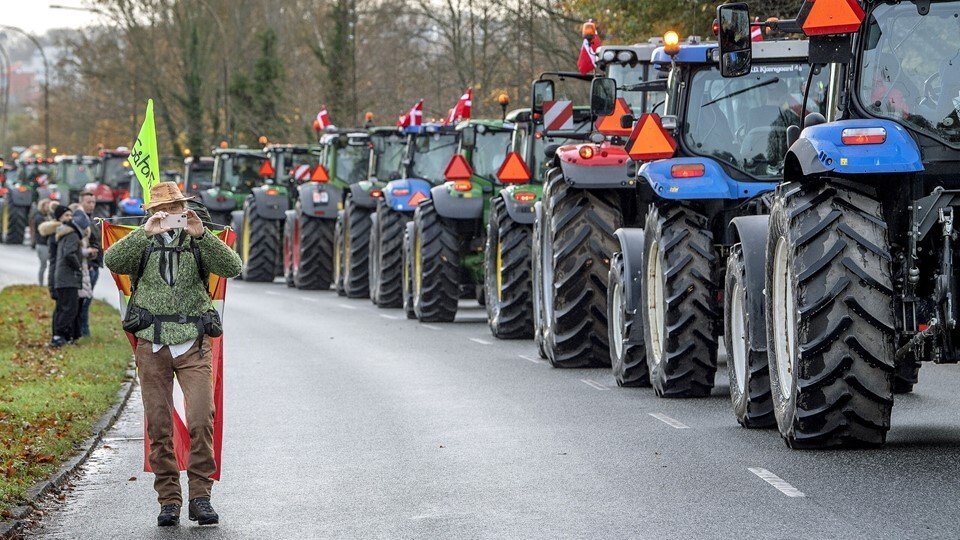 Nordjyske landmænd og fiskere i protestaktion: Kortege af traktorer og flåde af fiskefartøjer