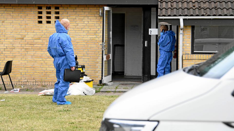 Nordjyllands Politi havde fredag formiddag fortsat teknikere til at undersøge gerningsstedet på asylcenteret i Ranum. Foto: Jan Pedersen