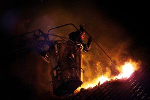 Storbrand på landejendom - brandfolk måtte tilkalde hjælp