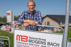 Lægen dømte ham ude: Nu fejrer tømrer Mogens Bach 50 år med sit ømme knæ
