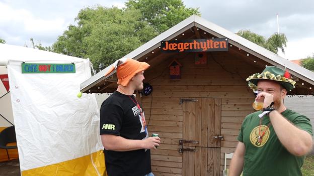 Både Jægerhytten og Café Ondt i Bolden er genskabt hjemme i haven. Foto: Thomas Lee Christensen