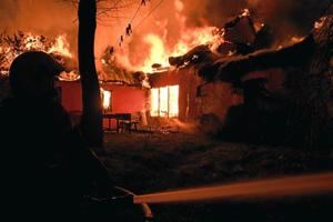 Voldsom brand på stråtækt gård: Beboelse og mellembygninger lagt i aske