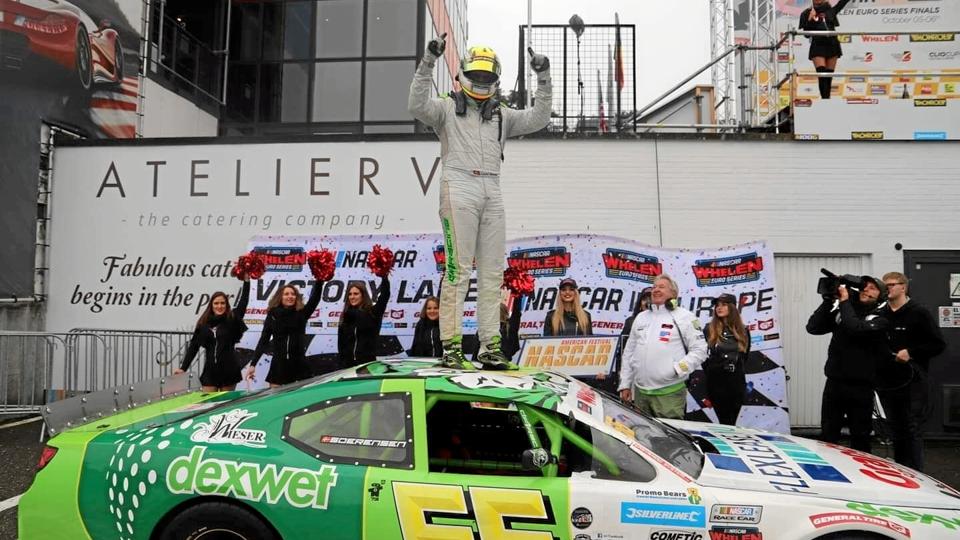 Lasse Sørensen i jubel efter sejren i Zolder, der sikrede ham den samlede sejr i det europæiske NASCAR-mesterskab. Foto: Allan Niss, fotoniss