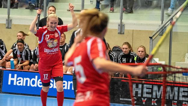 Caroline Christoffersen (tv.) slog sejren fast for AaB Floorball med målet til 6-1 i slutfasen. Arkivfoto: Kim Dahl Hansen