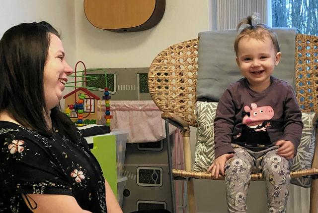 Lena Marie Bang Ardahl (t.v.) og hendes datter Silke på halvandet år har haft stor glæde at støtte og samvær i babycaféen i Barnets Blå Hus i Aars. Privatfoto