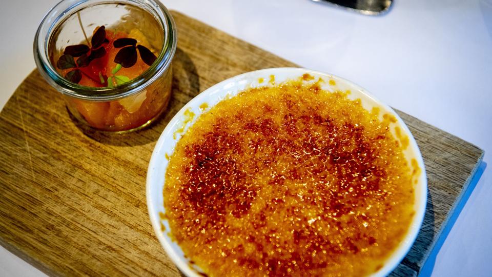 Aldrig før har jeg fået tilbehør, der har gjort en creme brulé godt. Det gør citrussalat. Foto: Kim Dahl Hansen <i>Kim Dahl Hansen</i>