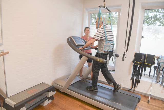 Ergotraineren tager 15-20 kilo af Henning Pedersens vægt og så kan han træne med mindre belastning på sin ryg. Foto: Henrik Louis