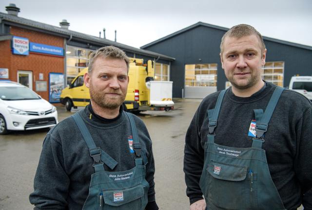 Værkfører Jacob Thorhauge, til højre, er blevet medejer af Øens Autoværksted ApS, som hidtil har været eneejet af John Madsen. Foto: Bo Lehm