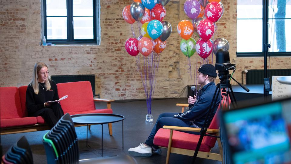 Gorm Topholt blev interviewet af værten Mathilde Hartvig. Foto: Bente Poder