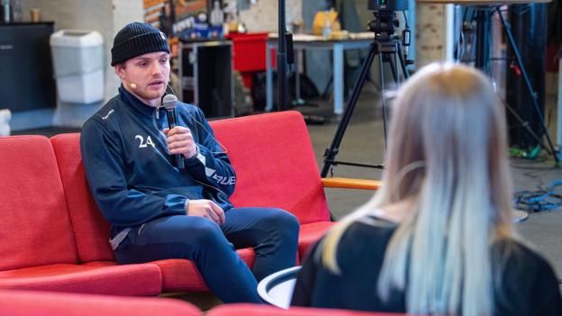 Frederikshavn White Hawks spilleren Gorm Topholt blev interviewet omkring sin igangværende uddannelse som pædagog. Foto: Bente Poder.