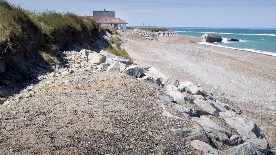 Sidste år blev der lavet privat kystsikring foran fem grunde øst for landingspladsen i Lildstrand. Sikringen er lavet på begge sider af en kommunalt ejet grund, som endnu ikke er beskyttet af hård kystsikring. Arkivfoto: Peter Mørk