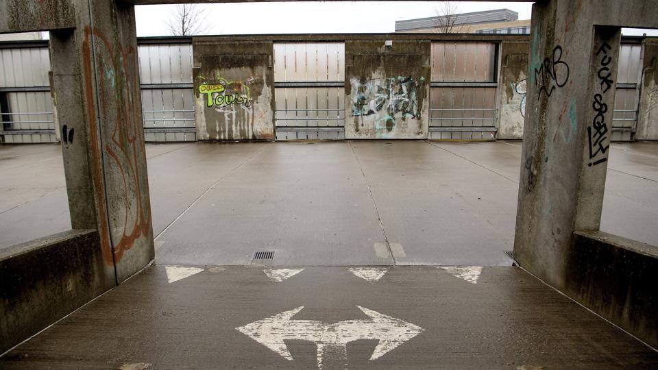Et p-hus er lige til at rive ned, og et andet p-hus er ved at blive solgt til en privat investor. Foto: Lars Pauli