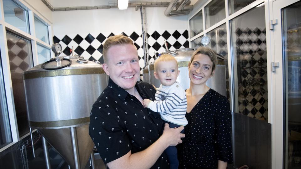 Mads André Hansen og Sisse Andersen mødte hinanden i Stavanger - på restaurant Tango. Siden 2016 har de boet i Oslo, hvor Mads Hansen har været køkkenchef. Parret har nu valgt at flytte til Thy og i nærheden af Sisses forældre i Sjørring. Parret har to drenge, Aron på ni måneder - og Aksel på tre år, der går i børnehave i Thisted. Foto: Peter Mørk