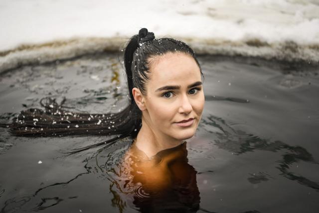 Hannah Eileen Kristensen fra Aars vinterbader i øjeblikket tre gange om ugen i Store Økssø og er begejstret for den effekt i kroppen, som det iskolde vand giver. Foto: Claus Søndberg