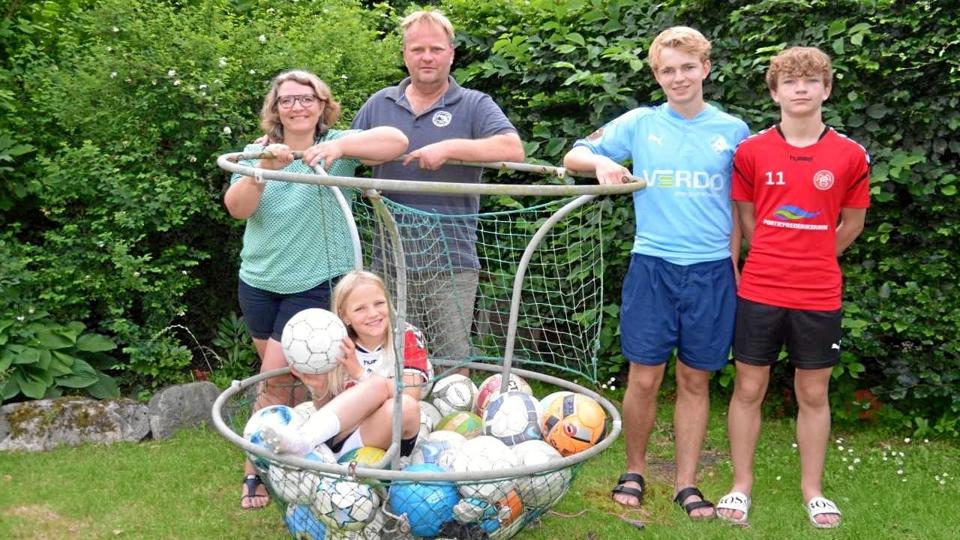 Familien Andersen i Mariager er en fodboldfamilie ud over det sædvanlige - med alt hvad det indebærer af transport til kampe og træning i Randers, Aalborg og Mariager. Som det fremgår af fodboldtrøjerne har storebror Søren foreløbig valgt at forfølge fodbolddrømmen i Randers. Jens spiller på U14-ligaholdet i AaB, mens lillesøster Marie indtil videre ”nøjes” med at husere på U10-pigeholdet hjemme i Mariager. Foto: Jesper Bøss