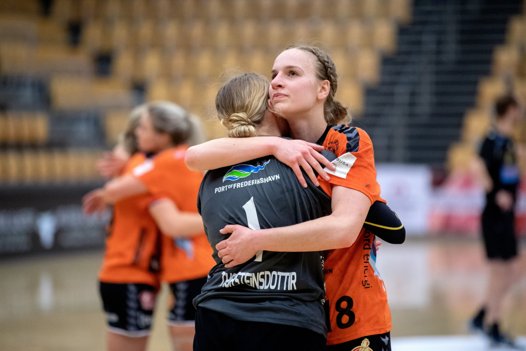 Pernille Brandenborg trøster her en stærkt spillende Vendsyssel-målmand, Elin Thorsteinsdottir. Foto: Torben Hansen
