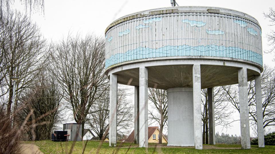 Det er flere år siden, at den grønne neonlys-ring på toppen af vandtårnet blev slukket, men mange husker stadig det lysende vartegn. Foto: Kim Dahl Hansen