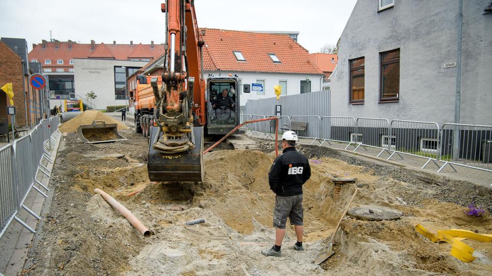 Siden september har Korsgade og Kastet i Thisted været gravet op. Arbejdet skulle have været færdigt midt i marts, men vil stå på indtil omkring 1. maj. <i>Bo Lehm</i>
