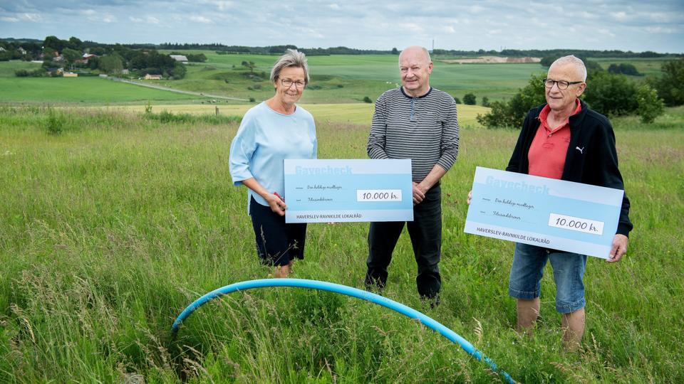 Lokalrådet for Haverslev/Ravnkilde har nu måttet af lyse deres tilbud om en økonomsik gave på 10.000 kr. til hver af de købere, der vil købe de sidste to ledige byggegrunde i boligområdet Kildebakken i Ravnkilde. Fra venstre formand Grethe Andreasen, Jørgen Kragbæk Kristensen og Hans Nyboe.