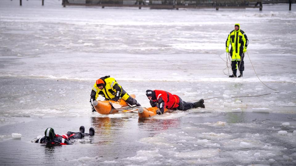De fire frivillige brandmænd fra Falckstationens bådgruppe skiftedes til at falde i vandet og blive reddet. Foto: Torben Hansen