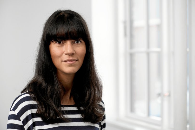 Lone Aburas får fem stjerner for sin første digtsamling. - Her er ægte, følt digtning, lyder det fra begejstret anmelder.