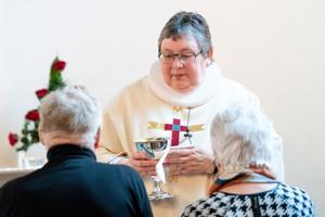 Farvel til kvindelig præstekonge efter 33 år - nu skal hun lægge puslespil og passe sin kirkebænk