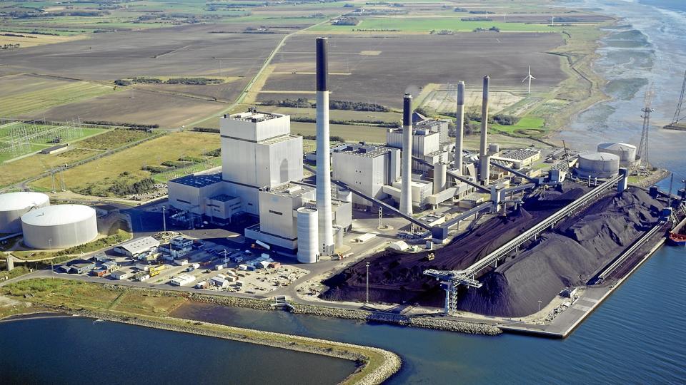 Nordjyllandsværket blev i sin tid bygget til at brænde kul af for at lave elektricitet og varme. Nu bliver solceller måske en del af energiporteføljen.