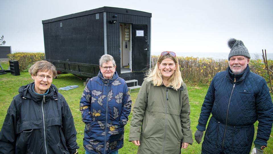 Jette Anker-Møller, Anny Frantzen, Charlotte Kristensen og Finn Skanning glæder sig over den ny sauna, som foreløbigt er placeret på Morsø Camping, tæt ved fjorden. Foto: Bo Lehm