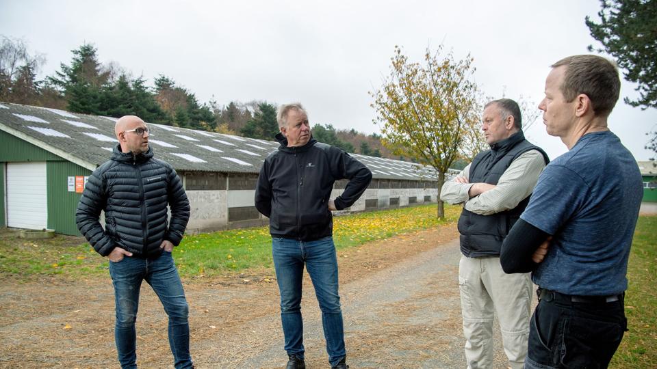 Fra venstre Morten Baadsgaard, Kim Dam Nielsen, Jan Ulrich og Søren Tilsig foran een af deres fire farme, som nu står tomme hen. Foto: Bente Poder