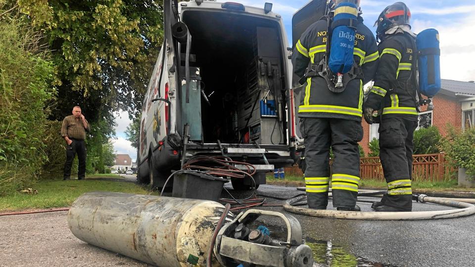 Der var adskillige trykflasker med gas i den brændende varevogn. Foto: Jan Pedersen