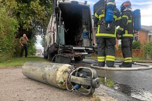 Beredskabet bekymret for eksplosion: Brændende varevogn havde gasflasker med