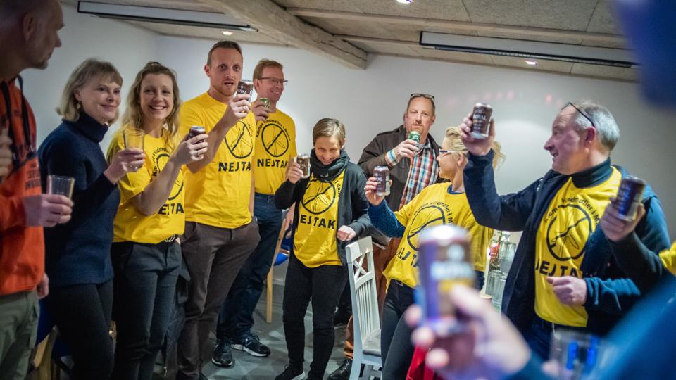 For godt et år siden vandt beboerne i Malle ved Ranum en sejr, da de kæmpede mod nye kæmpevindmøller i deres område. Som det fremgår at fotograf Martin Damgårds foto festede Malle-borgerne efter byrådsmødet. Nu står byrådet overfor en lignende sag i Bjørnstrup, hvor beboerne i Blære og Gundersted kæmper mod opstilling af seks kæmpevindmøller. Om der er grund til fest i Bjørnstrup-området på torsdag, tja, det vil tiden vise...