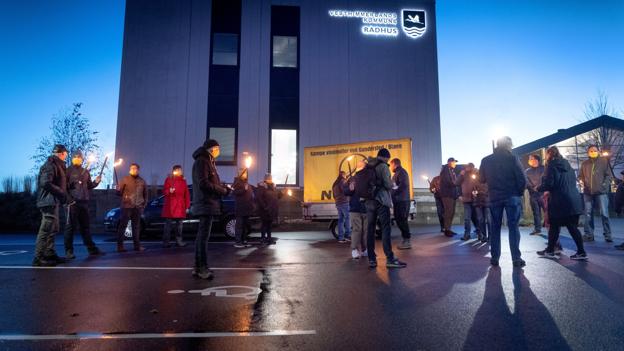 Vindmøllemodstanderne demonstrerede i efteråret foran rådhuset i Aars. Det skete i forbindelse med et byrådsmøde. Foto: Torben Hansen