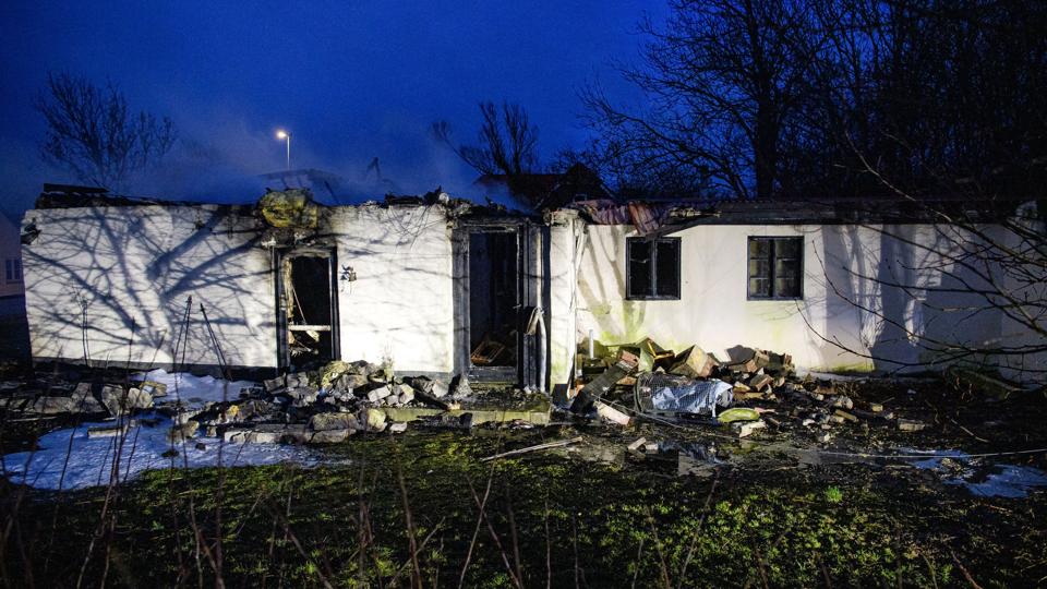 Det stråtækte fritidshus på Gl. Feggesundvej er fuldstændig ødelagt efter branden i nat. Foto: Bo Lehm <i>Bo Lehm</i>