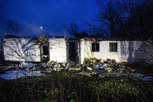 Voldsom brand: Fritidshus totalt raseret