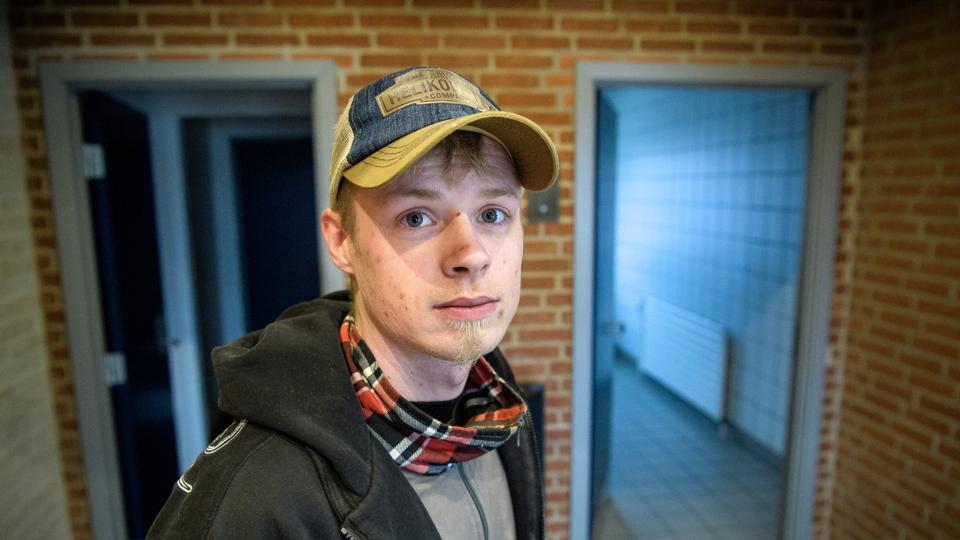 31-årige Tim Nielsen Serup måtte hjælpe sin bange papmor ud fra et toilet på Nykøbing Busterminal, da en flok unge mennesker stod og sparkede på toiletdøren og råbte ad hende, imens hun var derinde. Foto: Bo Lehm