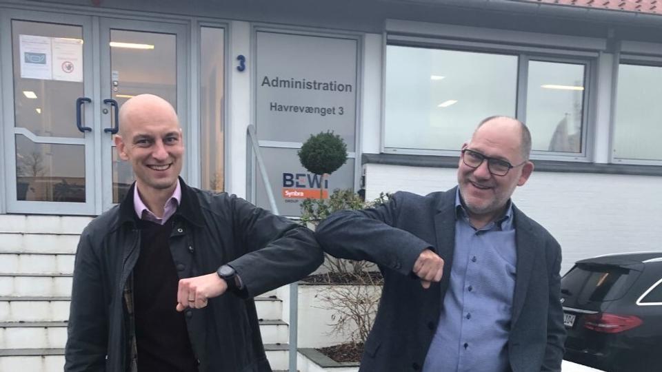 Produktionen er nu i gang hos BEWiSynbra i Thisted. Her ses to af koncernens direktører Henrik Ekvall (tv.) og Karl Erik Olesen. PR-foto