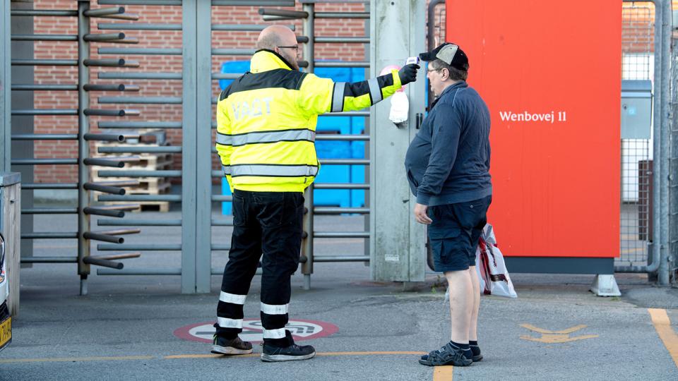 En medarbejder på Danish Crown i Sæby får tjekket temperaturen, inden han møder på arbejde. Arkivfoto: Bente Poder