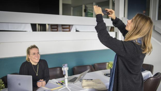 Fotografen Cathrine Ertmann (tv) og musikeren Sofie "Tone" Nielsen er veninder, og så er de begge to bidt af at investere. De mødes jævnligt for at dele tips til nye markeder eller spændende virksomheder, de er faldet over. Foto: Martin Damgård