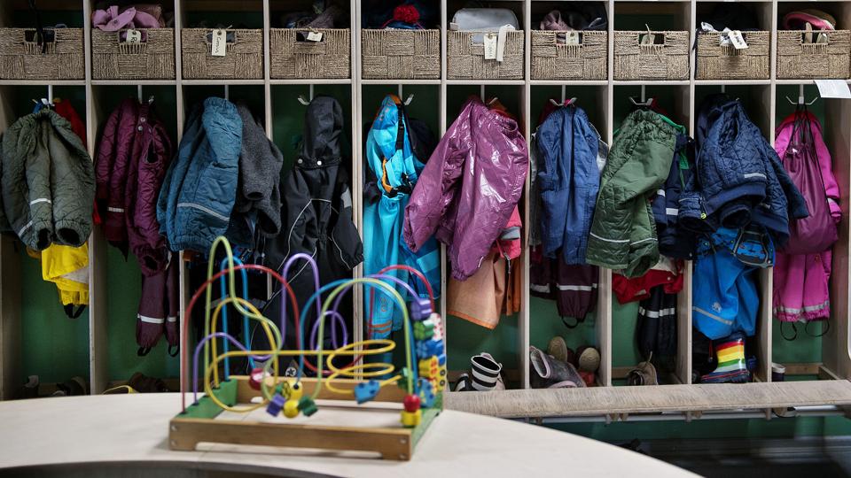 Når børnene skal passes og undervises i mindre grupper er der også brug for flere lærere og pædagoger. Arkivfoto: Liselotte Sabroe/Ritzau Scanpix <i>Ritzau Scanpix</i>