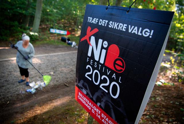 Markedsføringen af næste års festival var lavet som valgplakater flere steder i Skalskoven. Foto: Martin Damgård