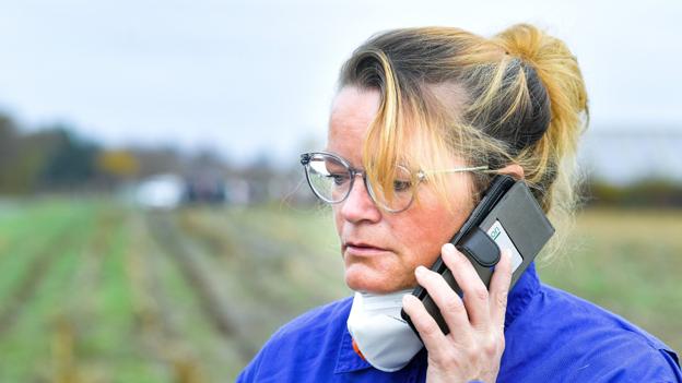 Marianne Nørgaard Sørensen fortæller om, hvordan aflivningen af mink finder sted på minkfarmen på Raundrupvej i Tornby. Foto: Claus Søndberg